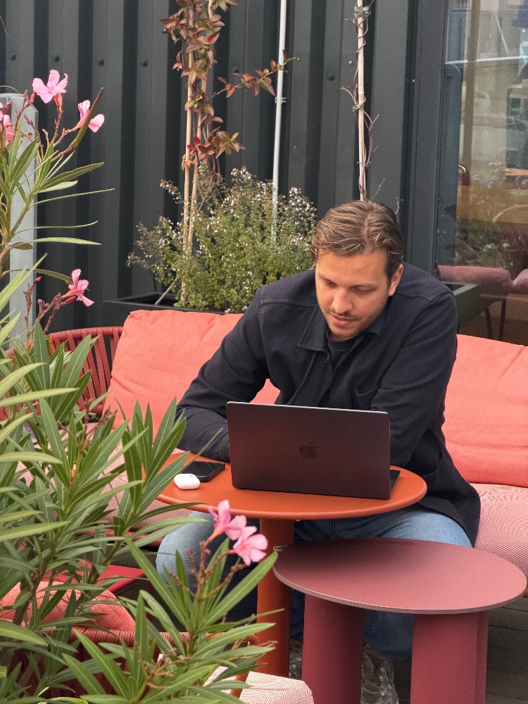 Bernard in een meeting met een VvE