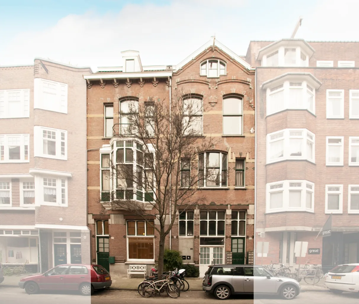 Monumentaal pand aan de Ruysdaelstraat gezien vanaf de straat